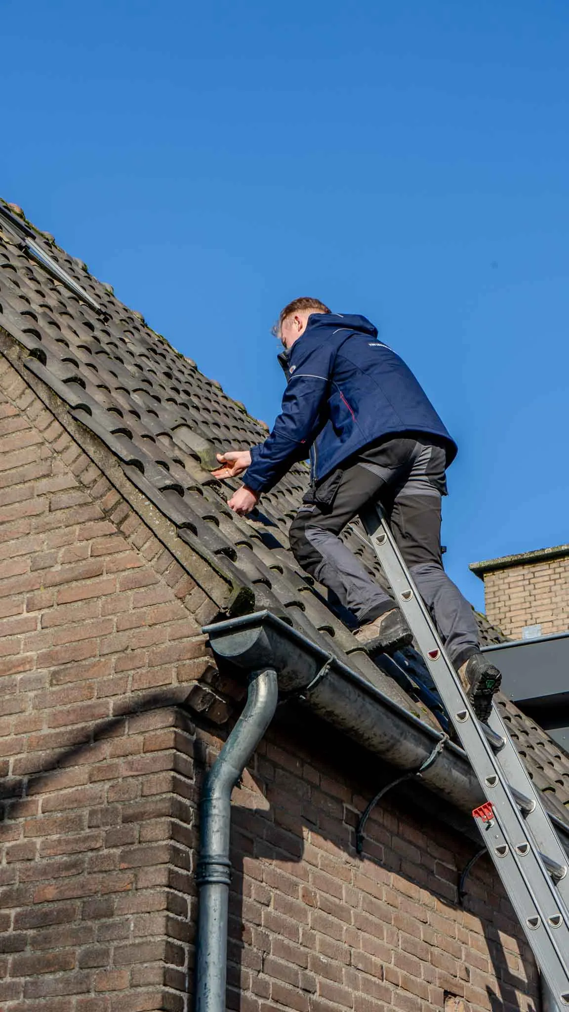 Specialist onderhoudt een dak