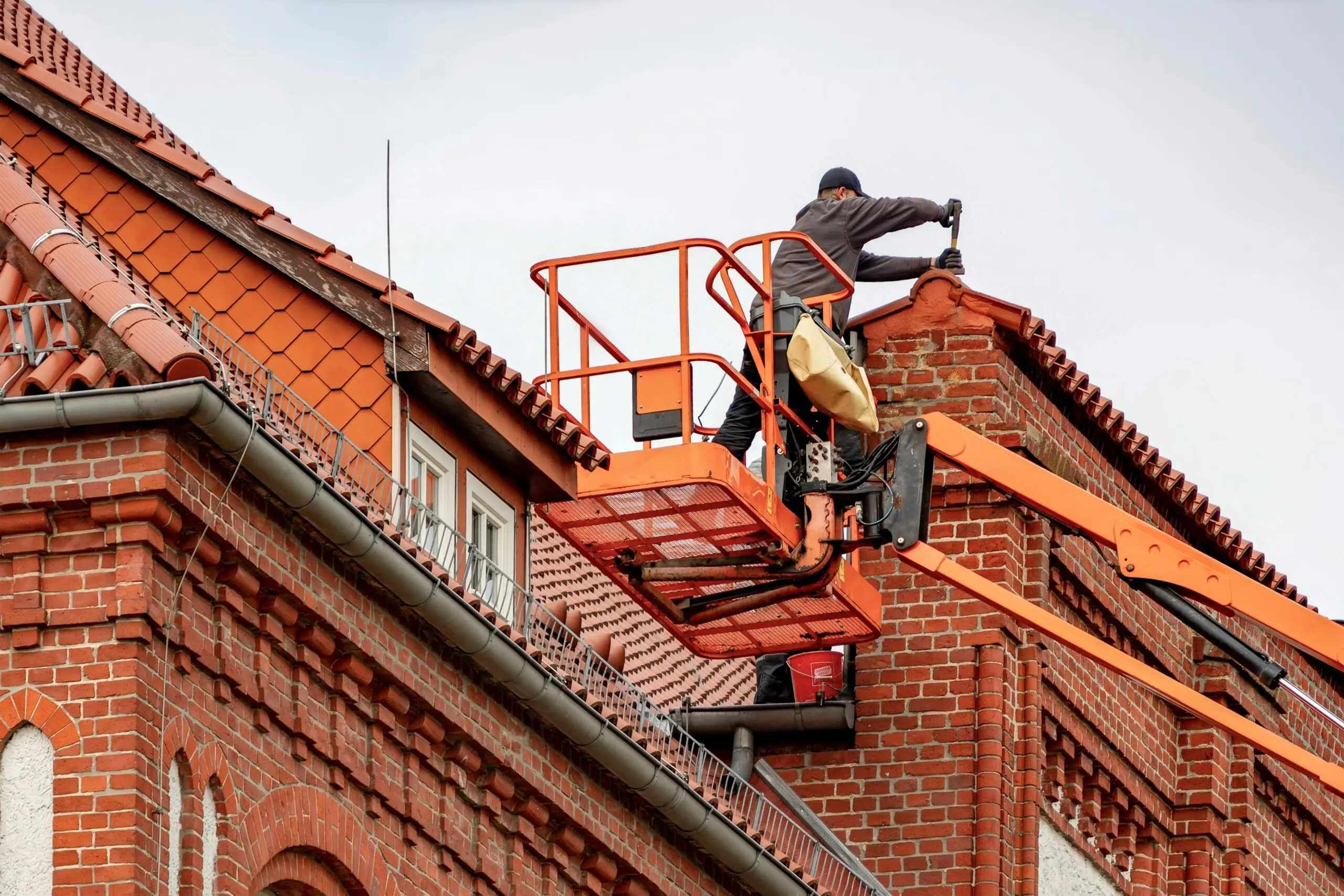 Specialist voert dakinspectie uit