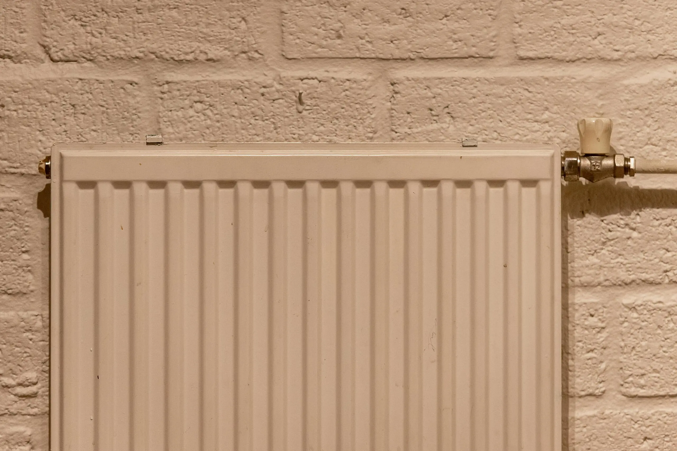 Verwarming tegen een muur aan, vooraanzicht