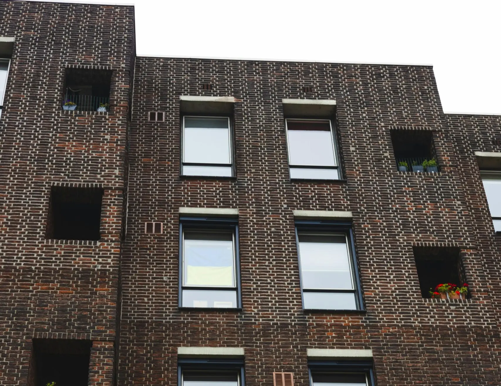 Gebouw met net ingewassen gevelvoegen