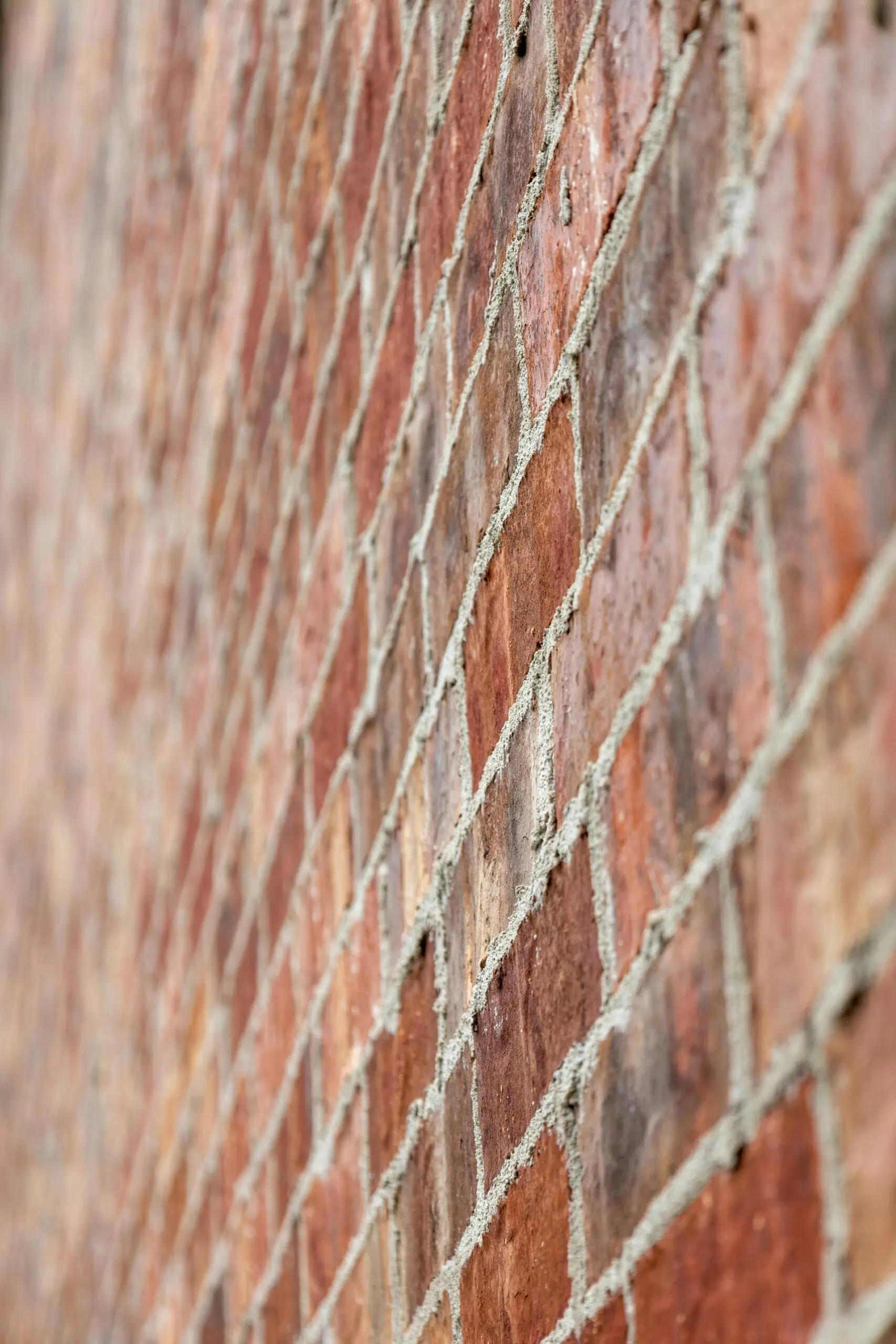 Muur met vieze versleten gevelvoegen